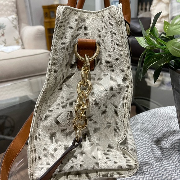 Michael Kors Vanilla and Brown Satchel with matching Wallet - Picture 5 of 11